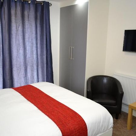 Bed and Breakfast Heathrow Travellers Hub Hounslow Zewnętrze zdjęcie