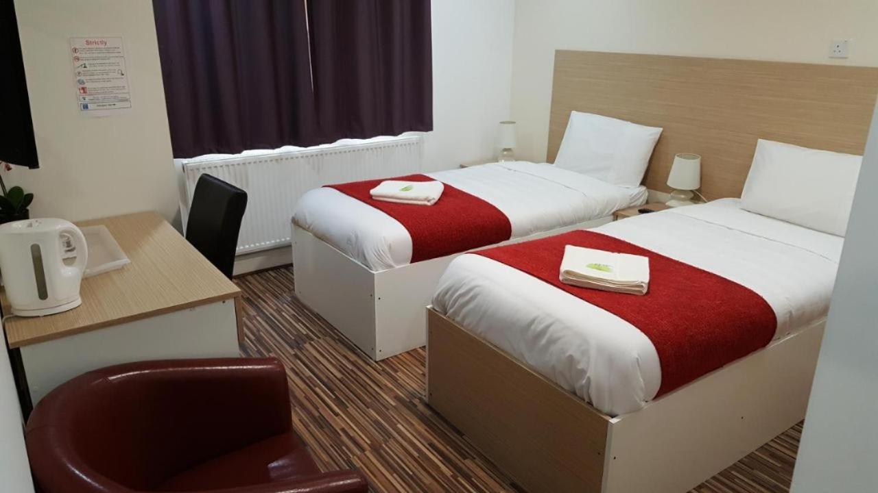 Bed and Breakfast Heathrow Travellers Hub Hounslow Zewnętrze zdjęcie