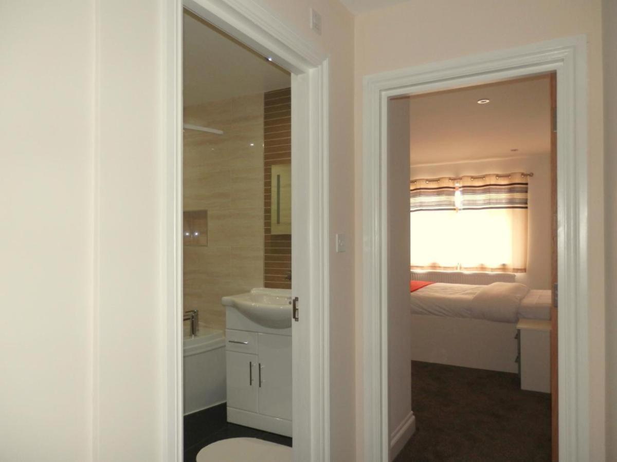 Bed and Breakfast Heathrow Travellers Hub Hounslow Zewnętrze zdjęcie