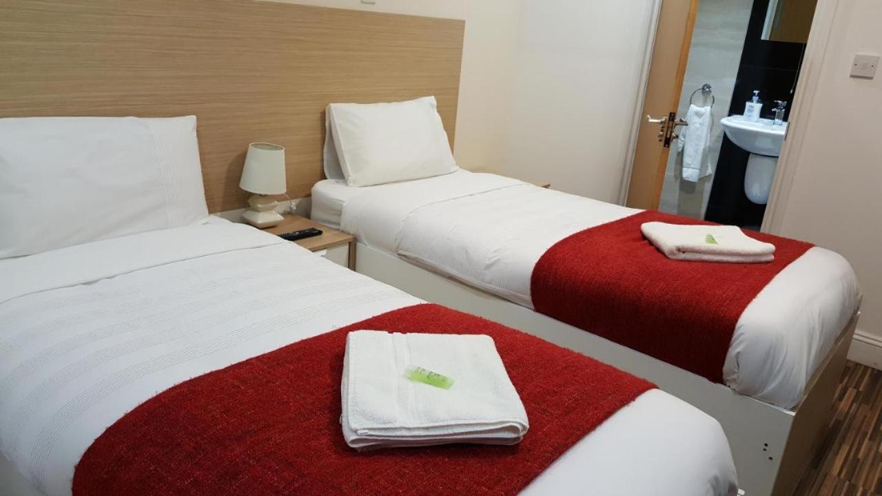 Bed and Breakfast Heathrow Travellers Hub Hounslow Zewnętrze zdjęcie