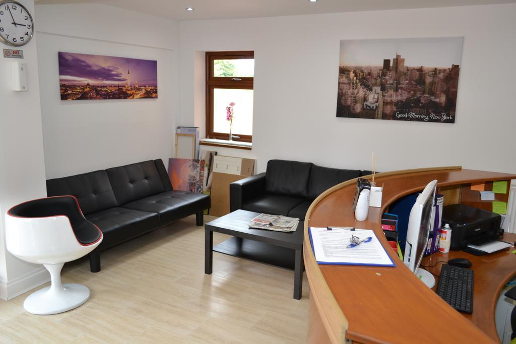 Bed and Breakfast Heathrow Travellers Hub Hounslow Zewnętrze zdjęcie