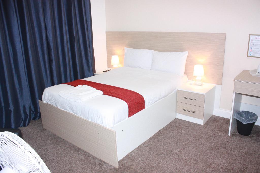 Bed and Breakfast Heathrow Travellers Hub Hounslow Zewnętrze zdjęcie