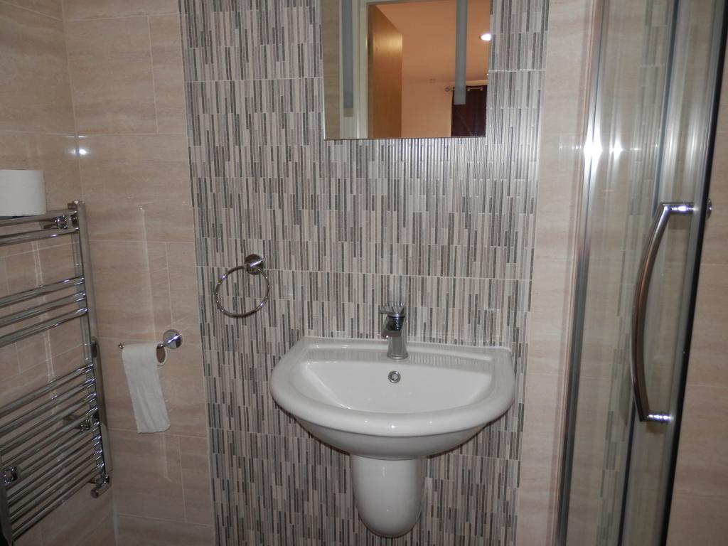 Bed and Breakfast Heathrow Travellers Hub Hounslow Zewnętrze zdjęcie