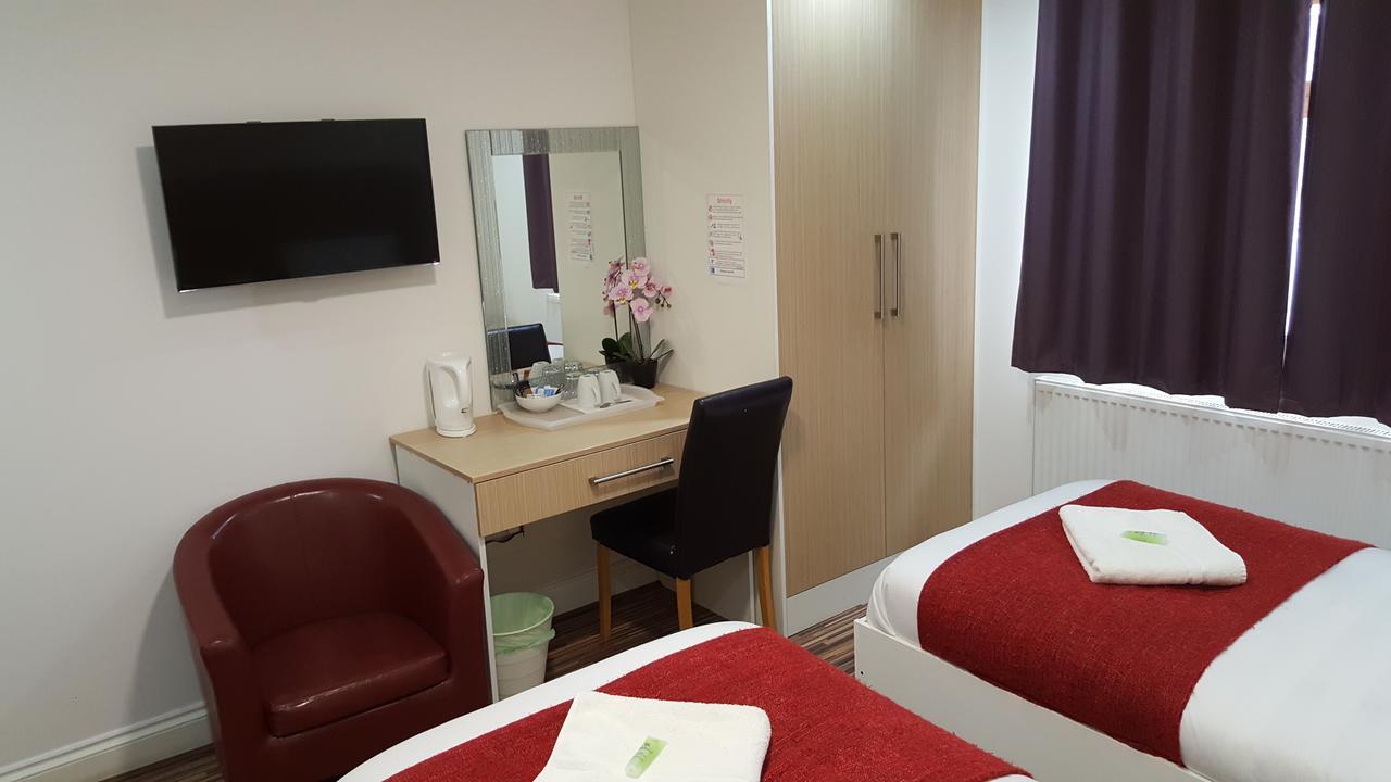 Bed and Breakfast Heathrow Travellers Hub Hounslow Zewnętrze zdjęcie