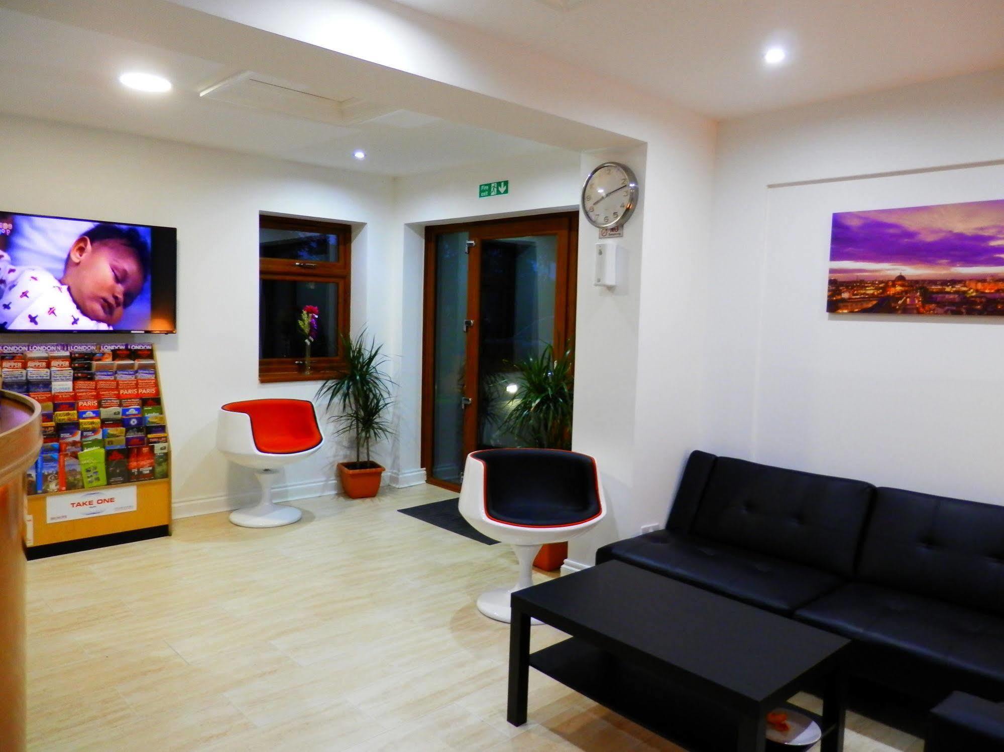 Bed and Breakfast Heathrow Travellers Hub Hounslow Zewnętrze zdjęcie