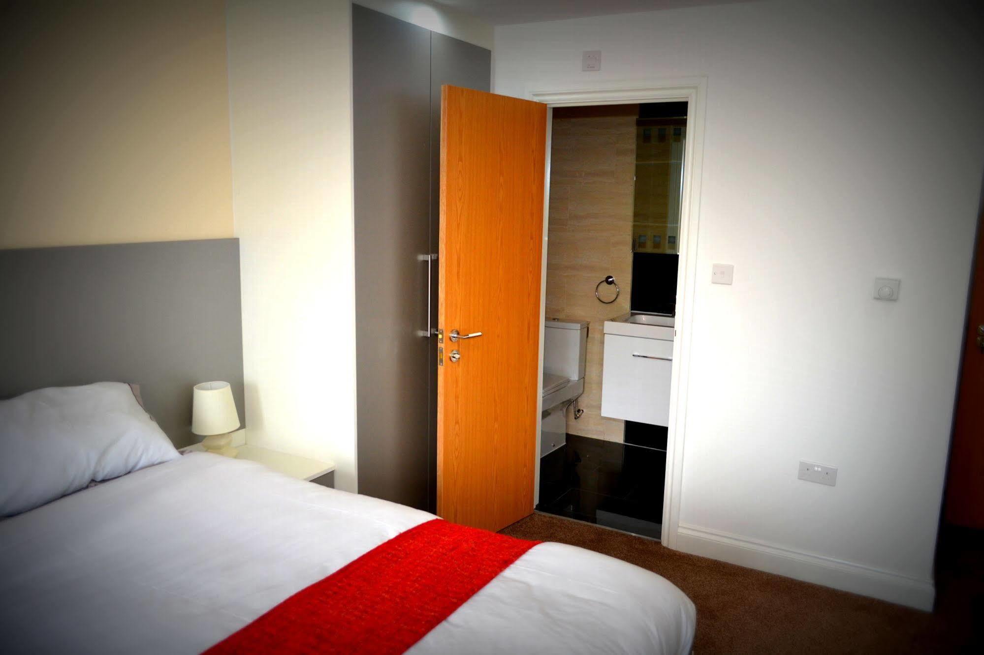 Bed and Breakfast Heathrow Travellers Hub Hounslow Zewnętrze zdjęcie