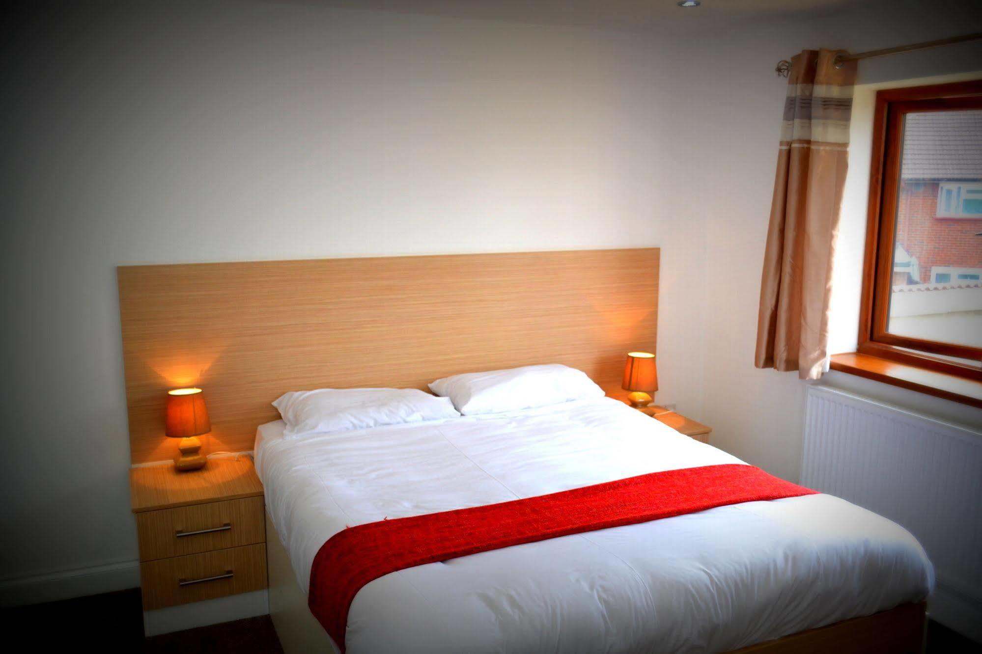 Bed and Breakfast Heathrow Travellers Hub Hounslow Zewnętrze zdjęcie