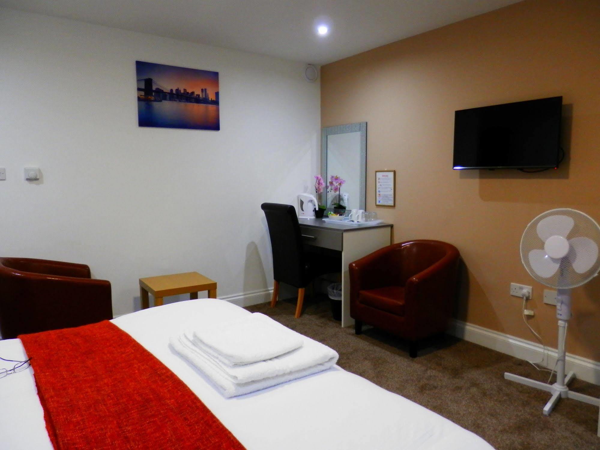 Bed and Breakfast Heathrow Travellers Hub Hounslow Zewnętrze zdjęcie