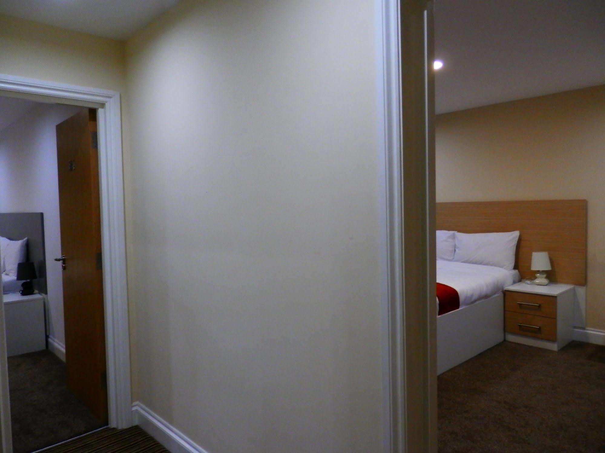Bed and Breakfast Heathrow Travellers Hub Hounslow Zewnętrze zdjęcie