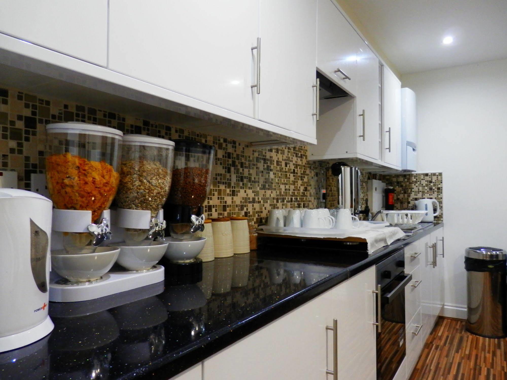 Bed and Breakfast Heathrow Travellers Hub Hounslow Zewnętrze zdjęcie