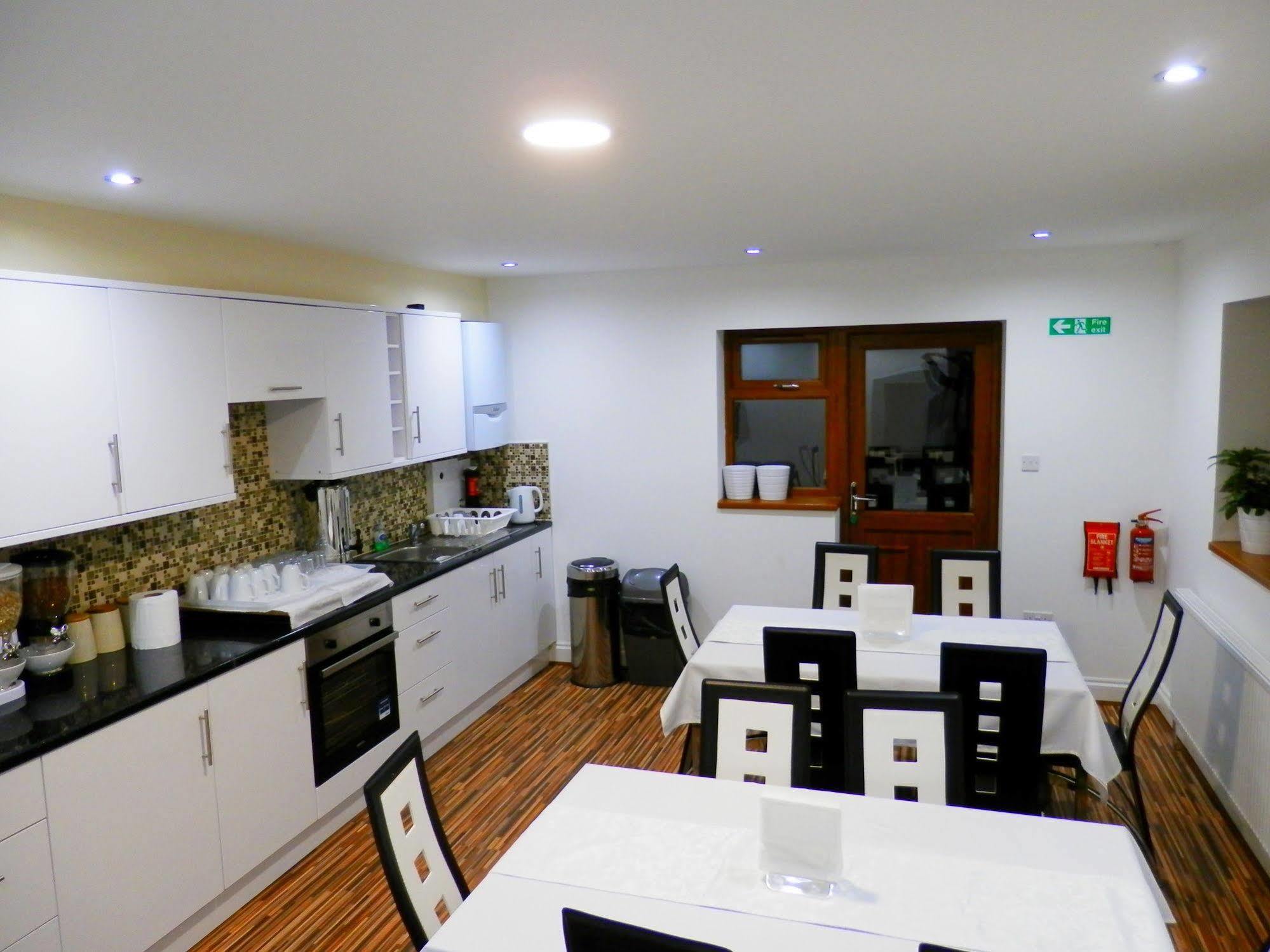 Bed and Breakfast Heathrow Travellers Hub Hounslow Zewnętrze zdjęcie