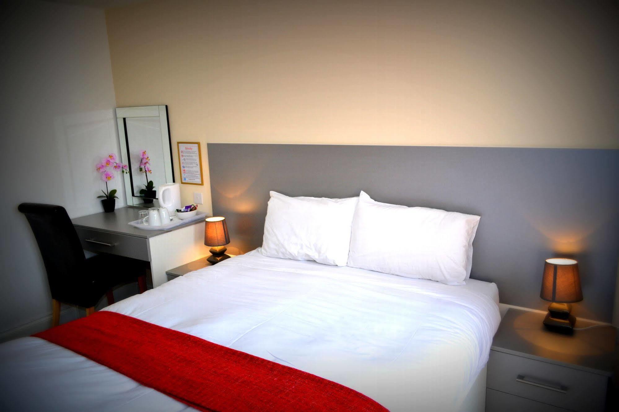 Bed and Breakfast Heathrow Travellers Hub Hounslow Zewnętrze zdjęcie