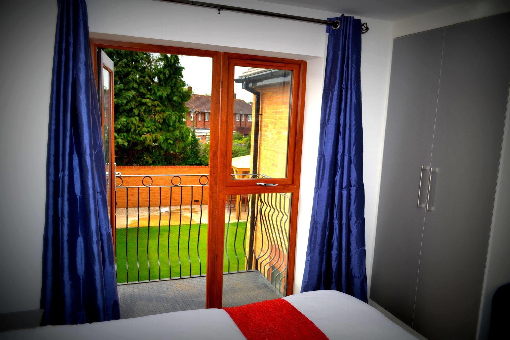 Bed and Breakfast Heathrow Travellers Hub Hounslow Zewnętrze zdjęcie