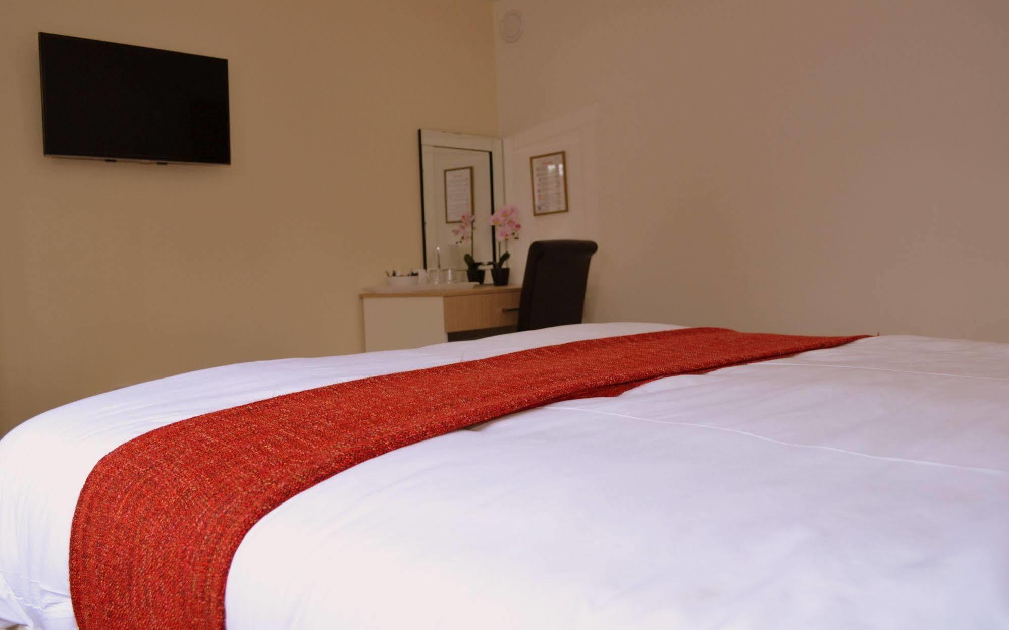 Bed and Breakfast Heathrow Travellers Hub Hounslow Zewnętrze zdjęcie